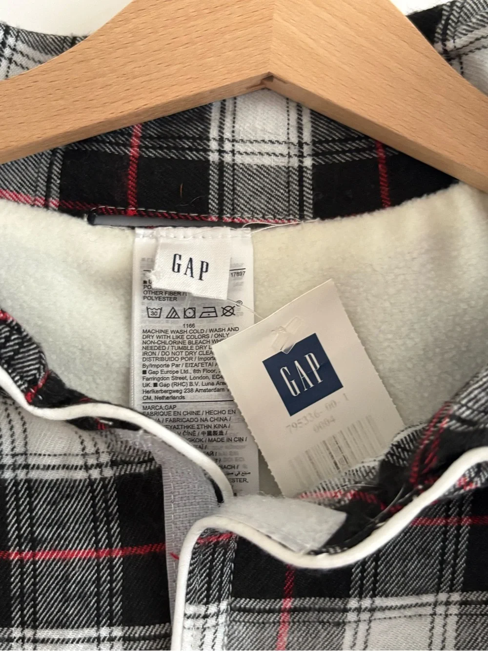 NWT GAP Plaid Fleece Lined Dog Jacket / Coat - Black & Red (Size Medium)